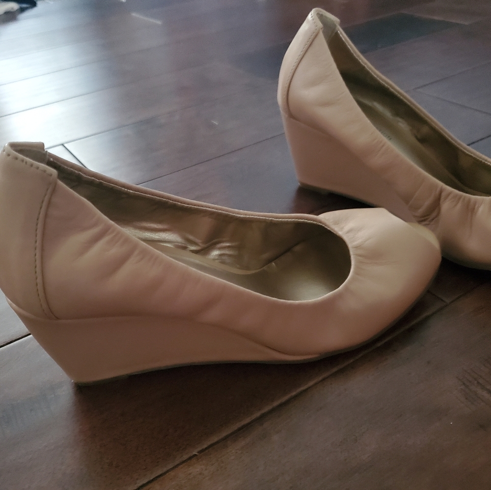 Bcbg cream color platforms size 7 new never worn